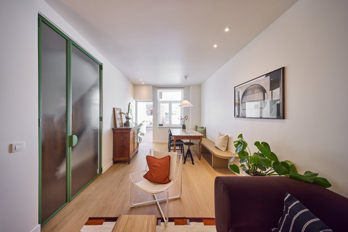 Eetkamer en woonkamer met witte houten jaloezieën