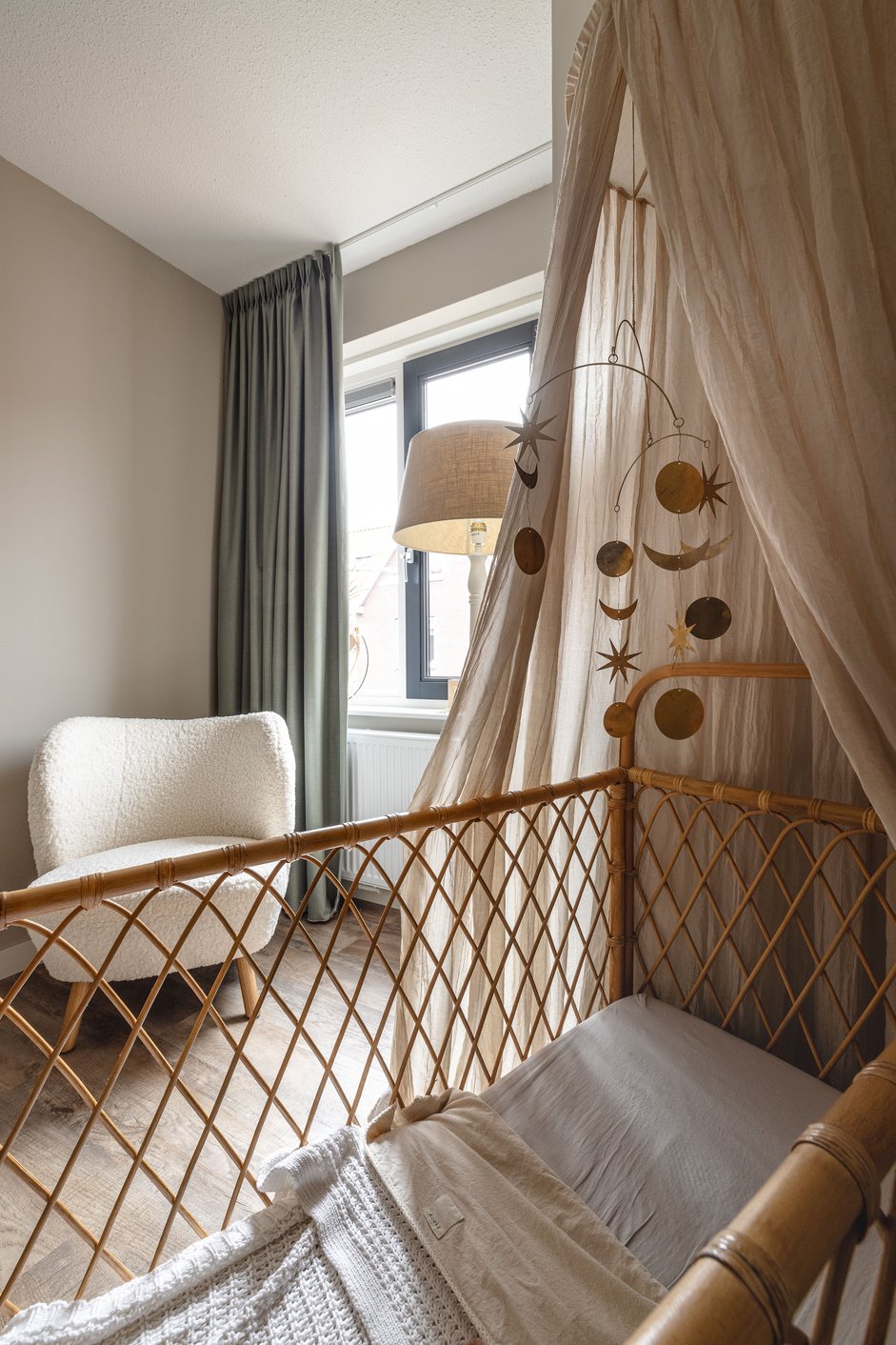 Gordijnen in rustige babykamer