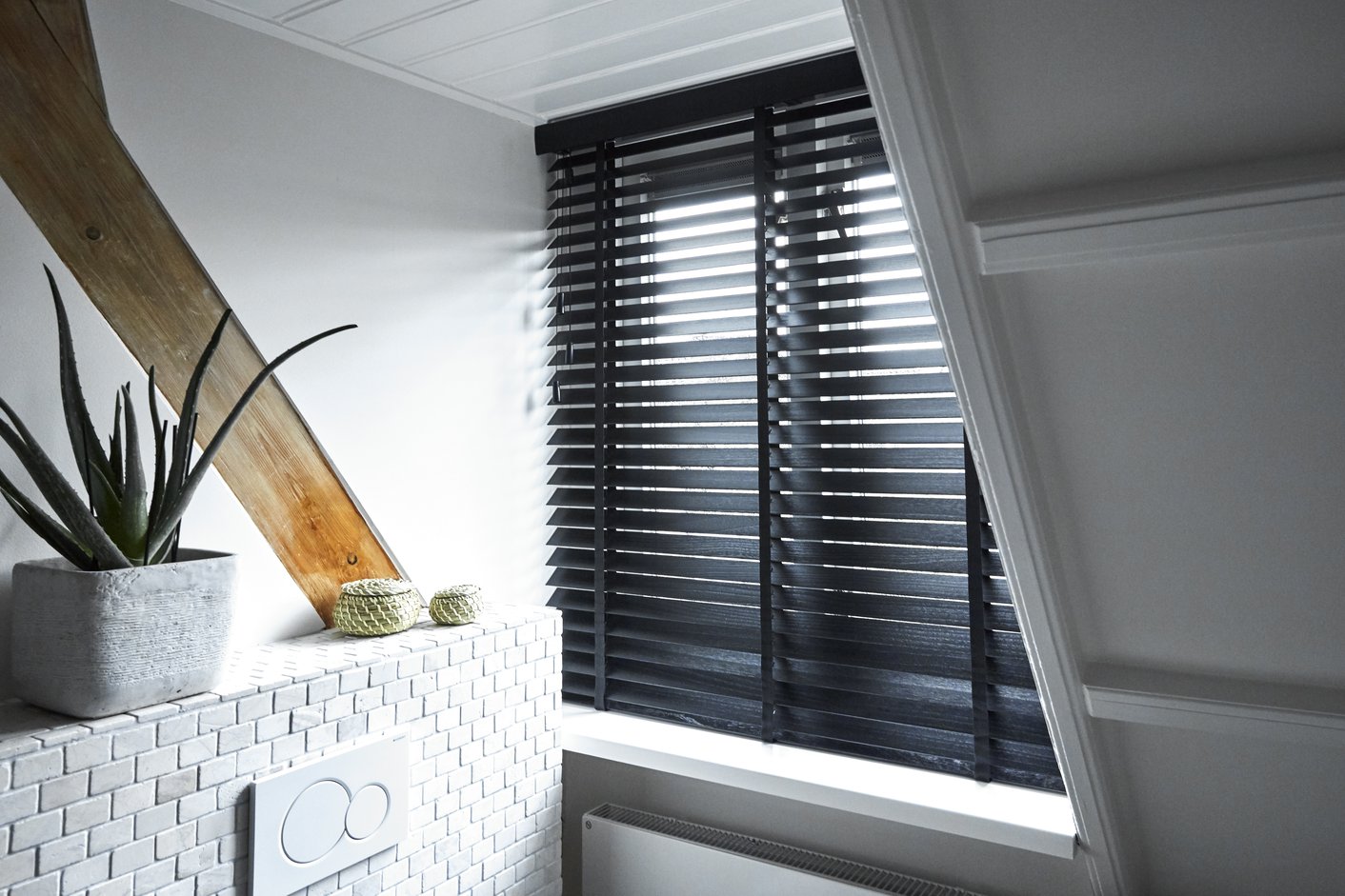 Zwarte jaloezieën in moderne badkamer