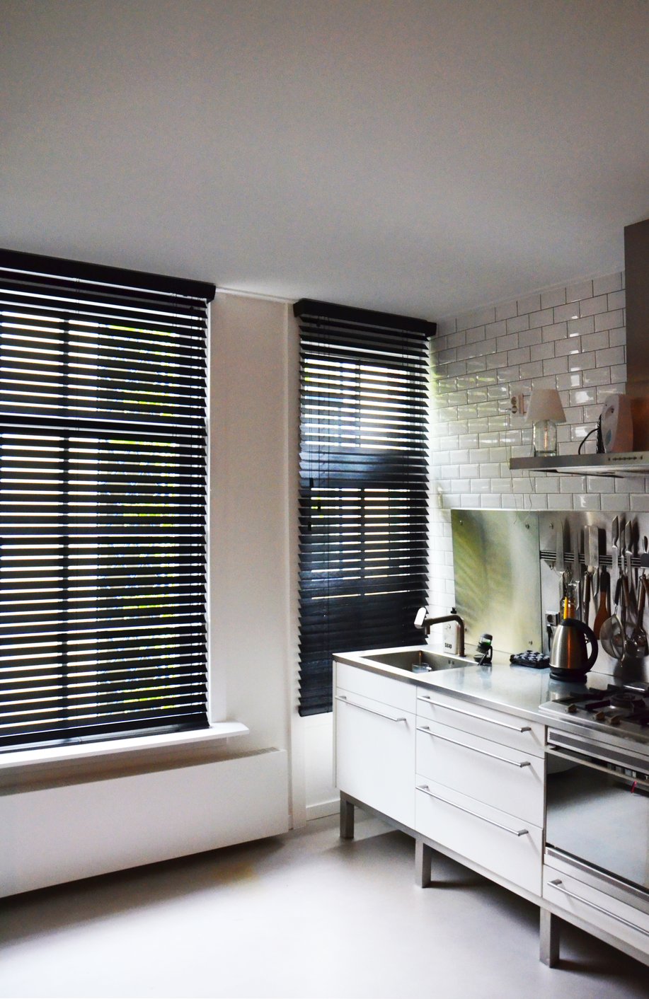 Sorte træpersienner i køkkenet