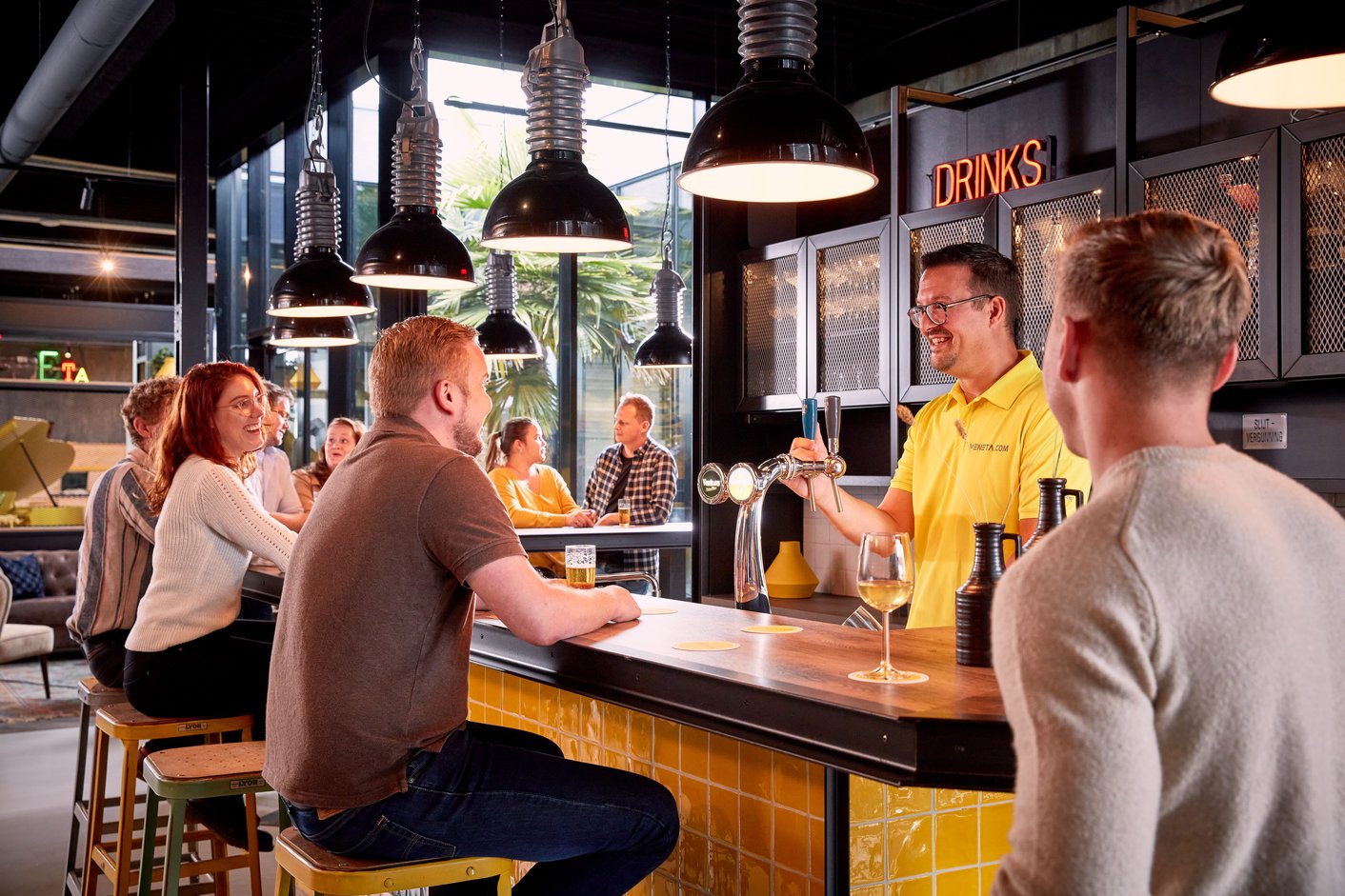 Drankje aan de bar bij Veneta