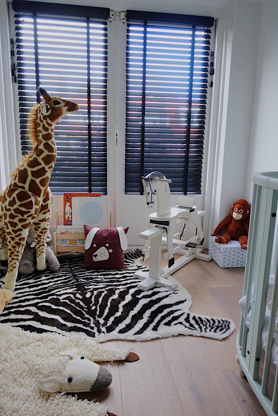 Peuter kamer met zwarte jaloezieën