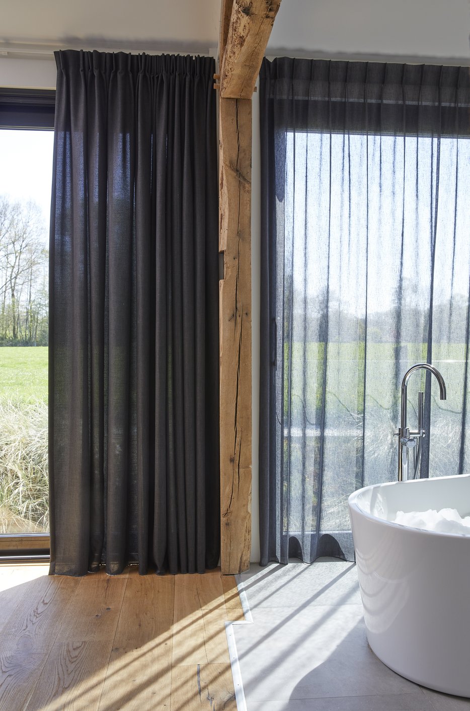 Voile gordijnen met enkele plooi in badkamer