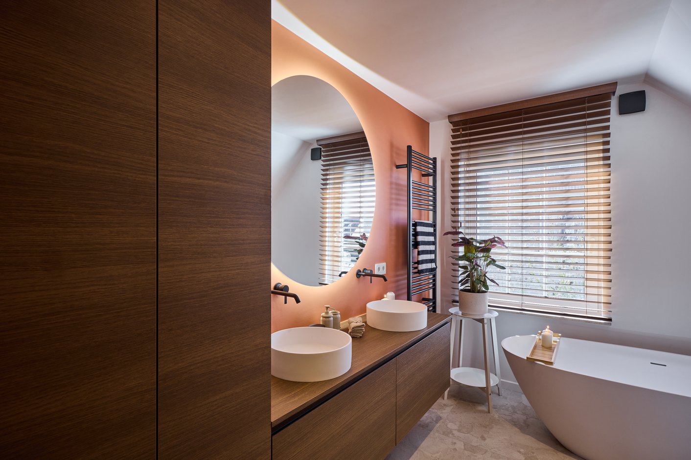 Badkamer met houten jaloezieën