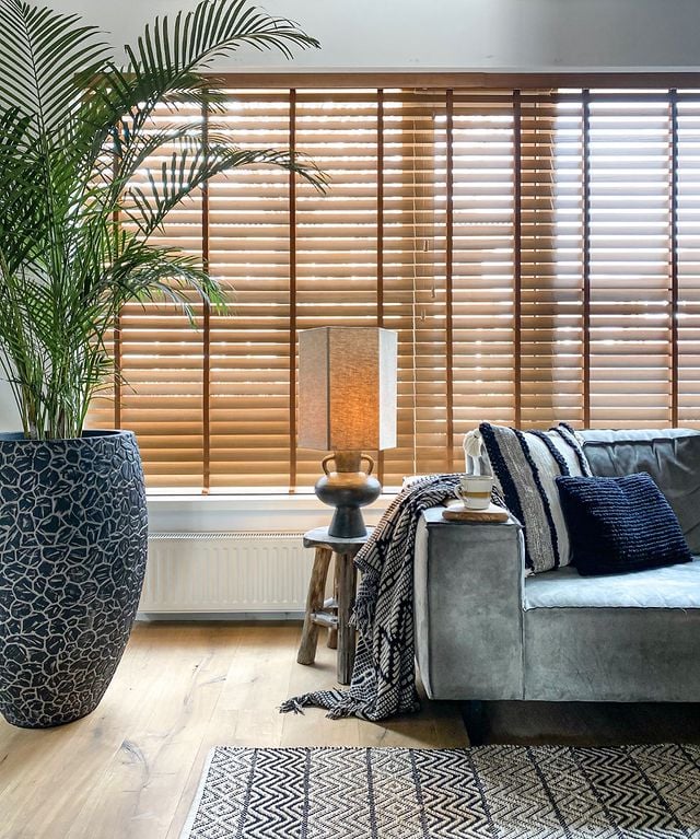 Eiken houten jaloezieën in de woonkamer
