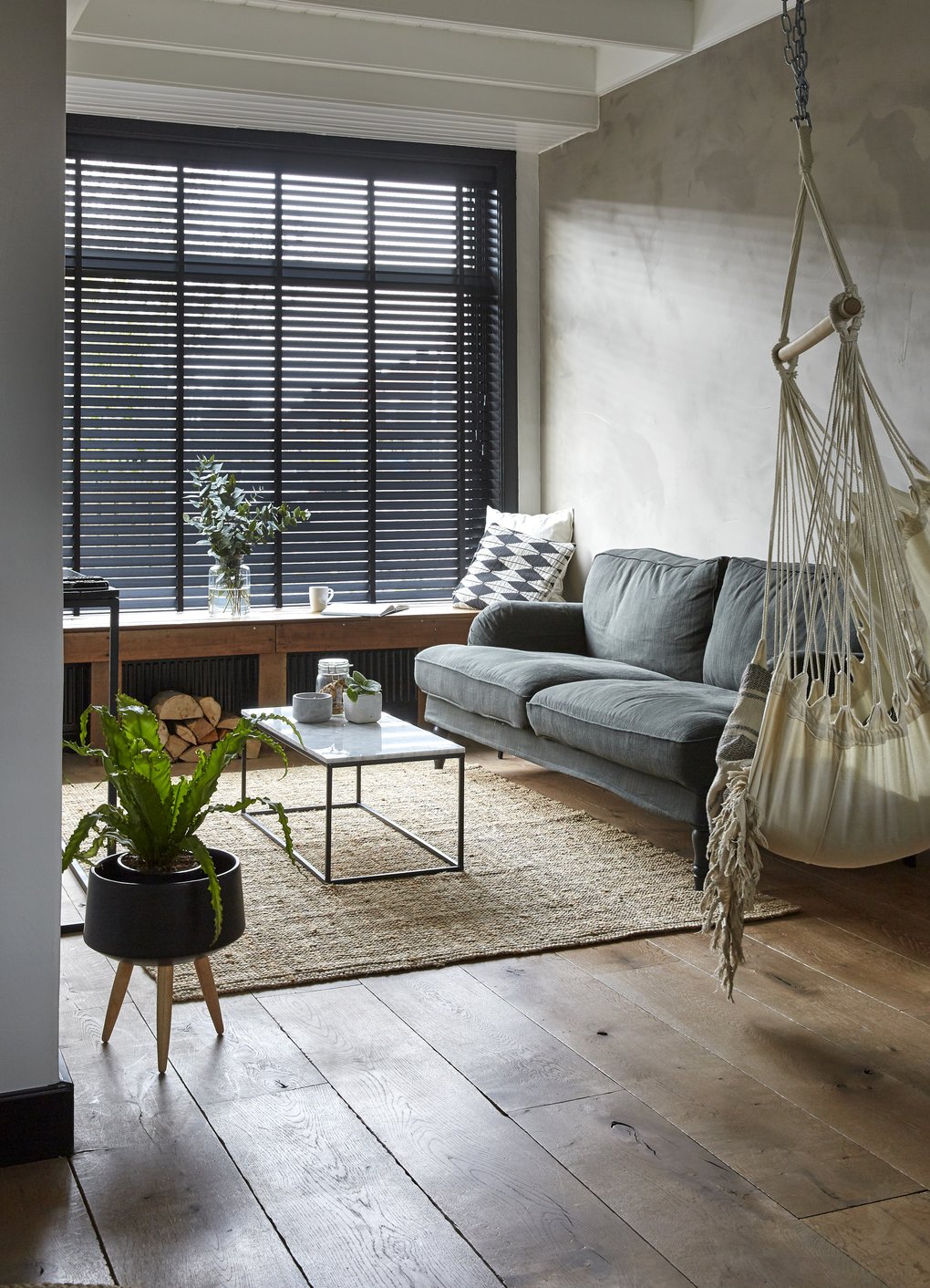 Moderne woonkamer met zwarte jaloezieën