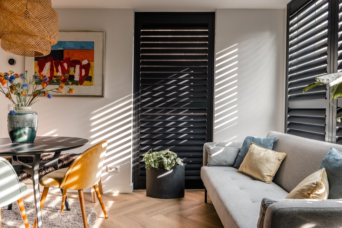 Zwarte shutters in woonkamer