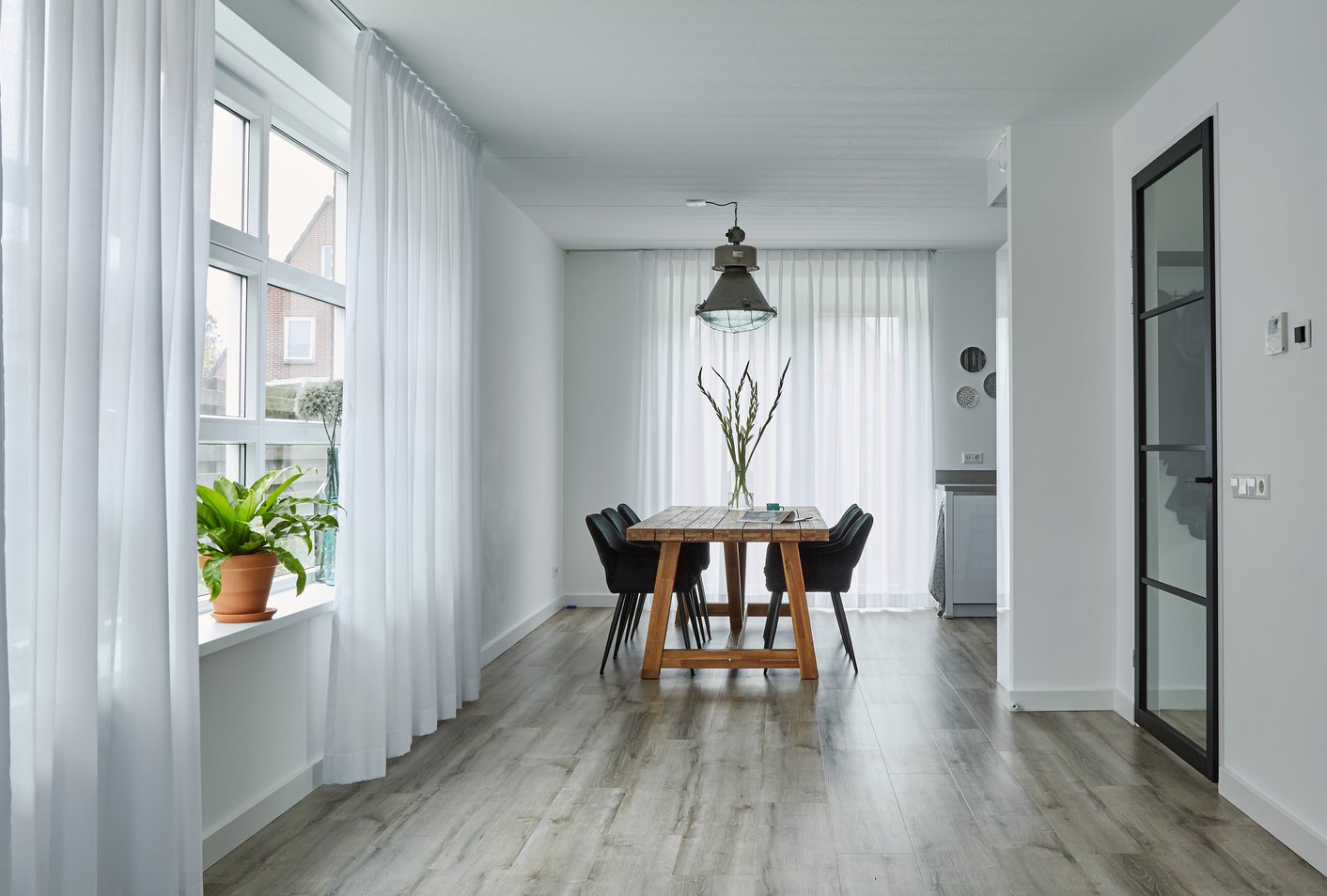 Witte gordijnen in de woonkamer