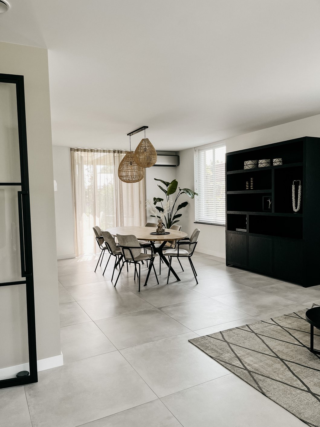 Moderne spisestue med transparente gardiner