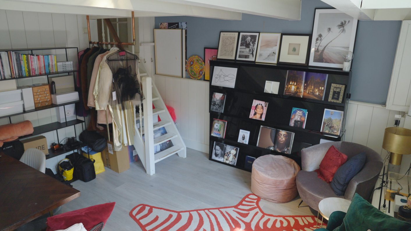 Kleurrijke kamer met rood zebrakleed en lichtroze poef