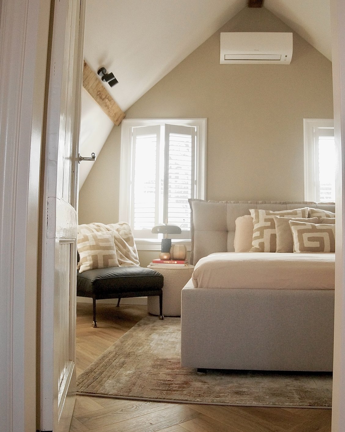 Witte shutters in de slaapkamer 