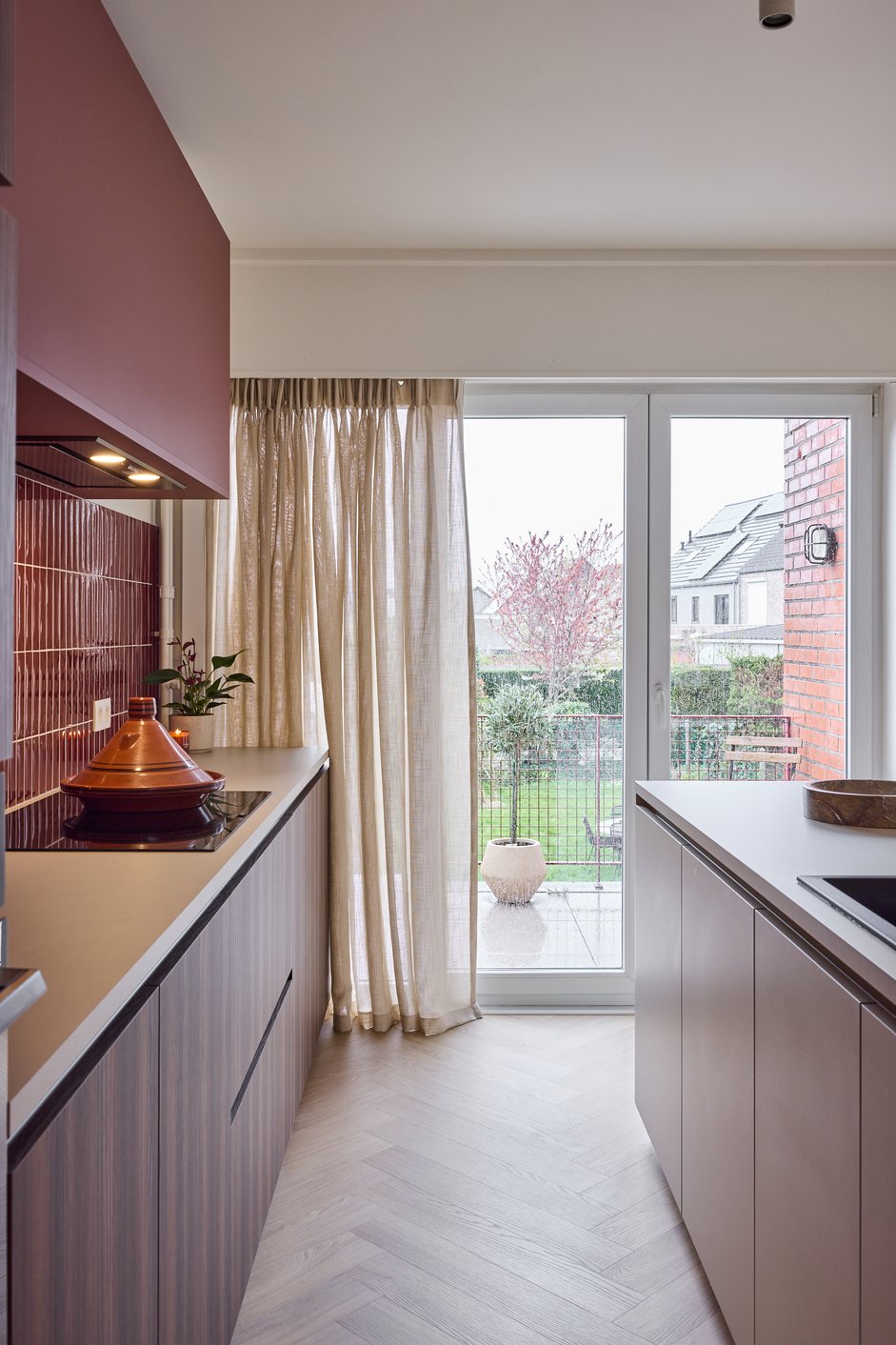Gordijnen in rode keuken