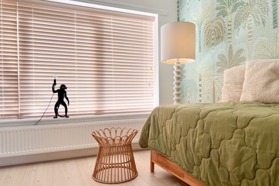 Houten jaloezie in de slaapkamer