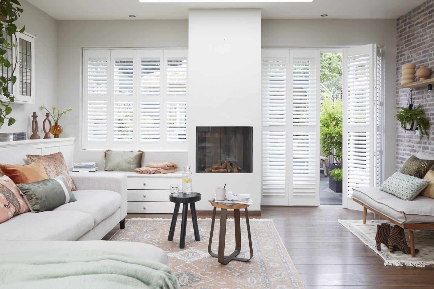 Witte shutters in woonkamer