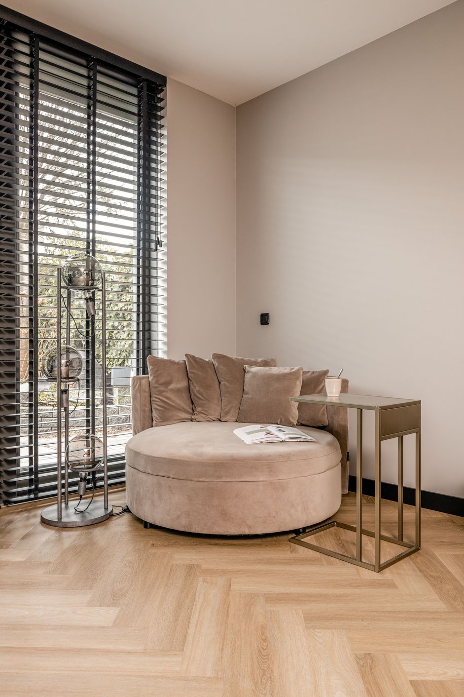 Houten jaloezieën in romantisch interieur