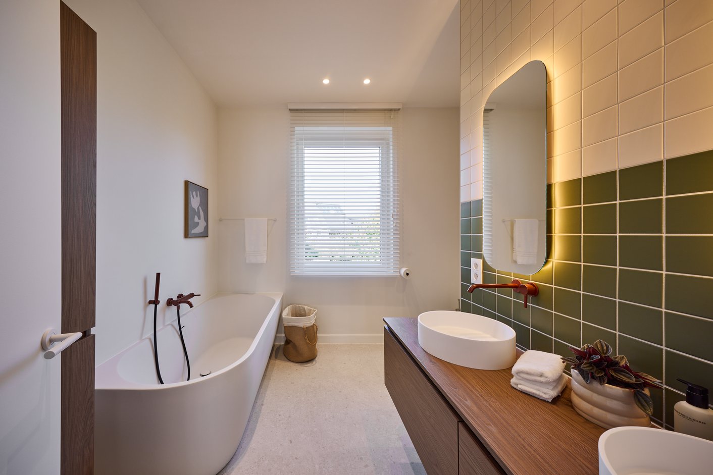 Badkamer met witte houten jaloezieën