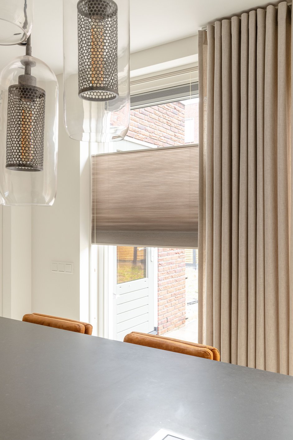 Beige dupligordijn in keuken