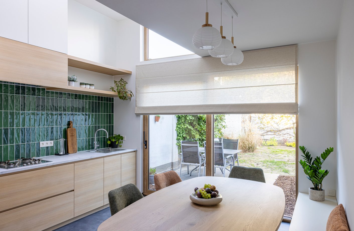 Semi transparante vouwgordijnen in de keuken