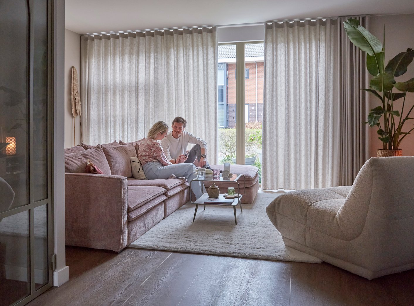 Semi transparante gordijnen in woonkamer
