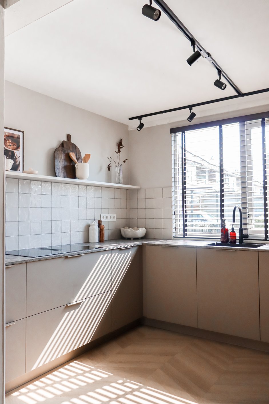 Houten jaloezieën in de keuken
