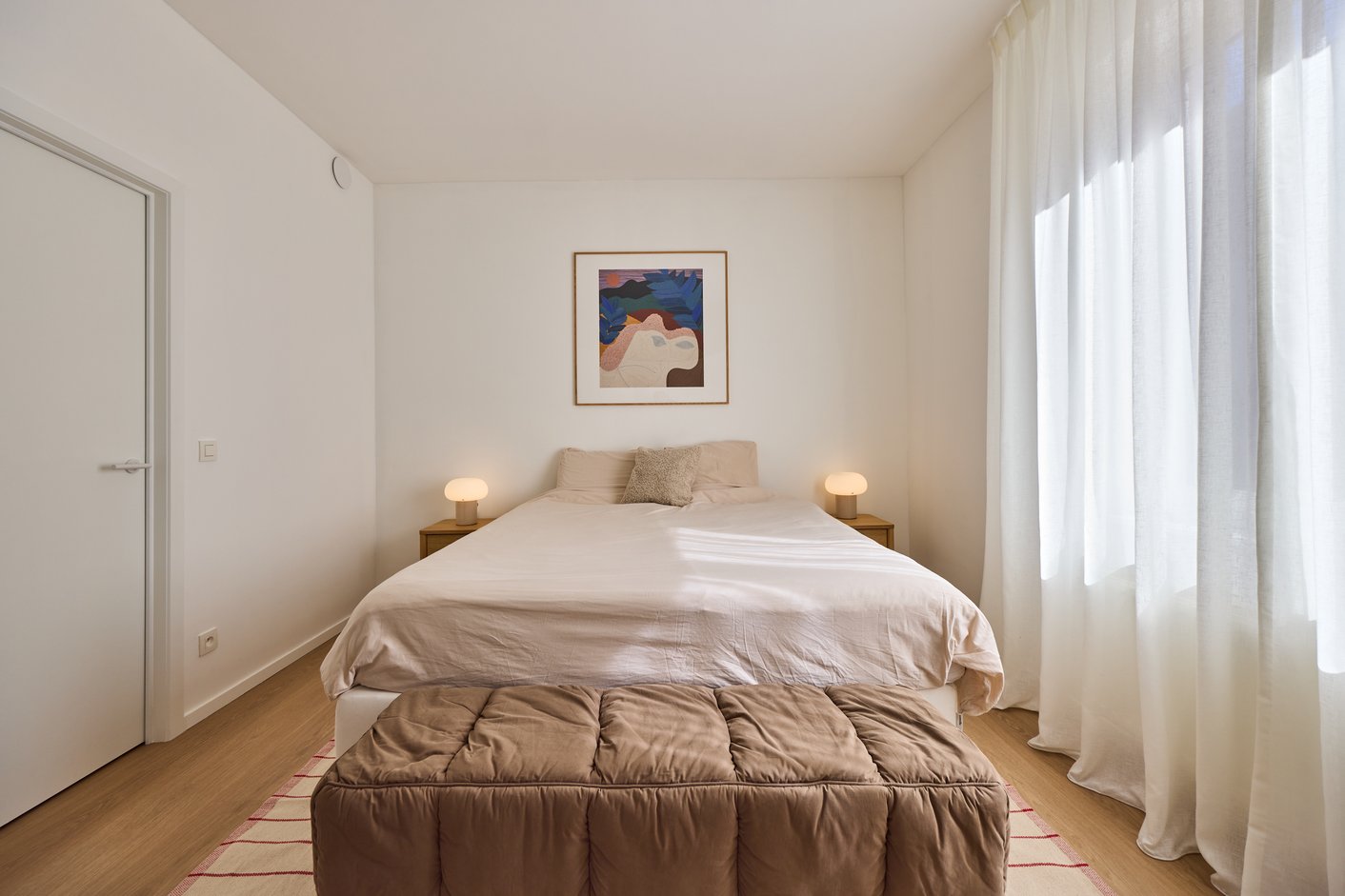 Slaapkamer met voile gordijnen in het wit