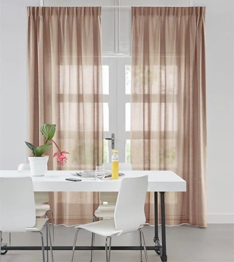 Roze voile gordijnen