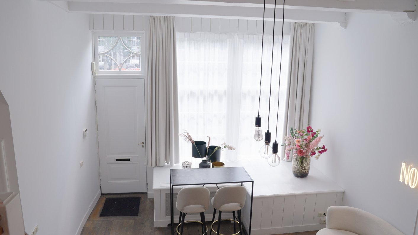 Lichte entree met lichte overgordijnen in combinatie met voile