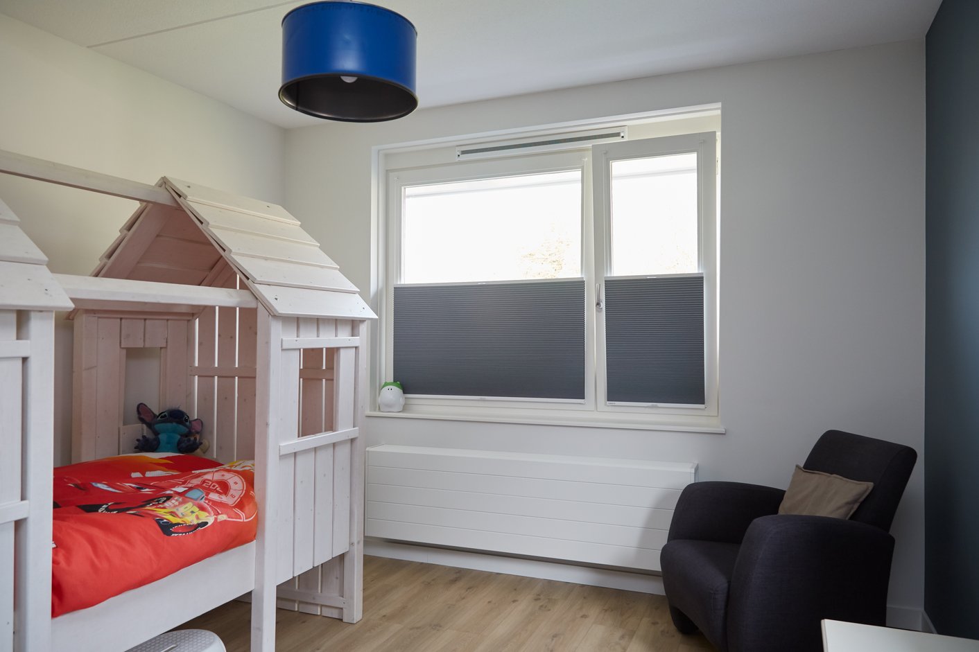 Peuter slaapkamer met verduisterende plisségordijnen