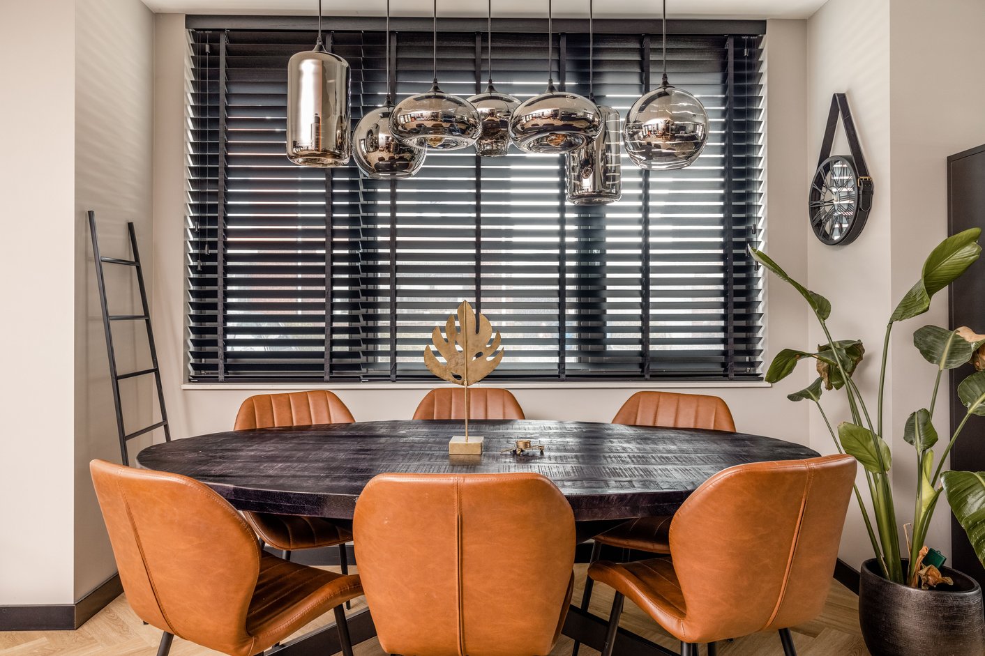 Houten jaloezieën in de eetkamer