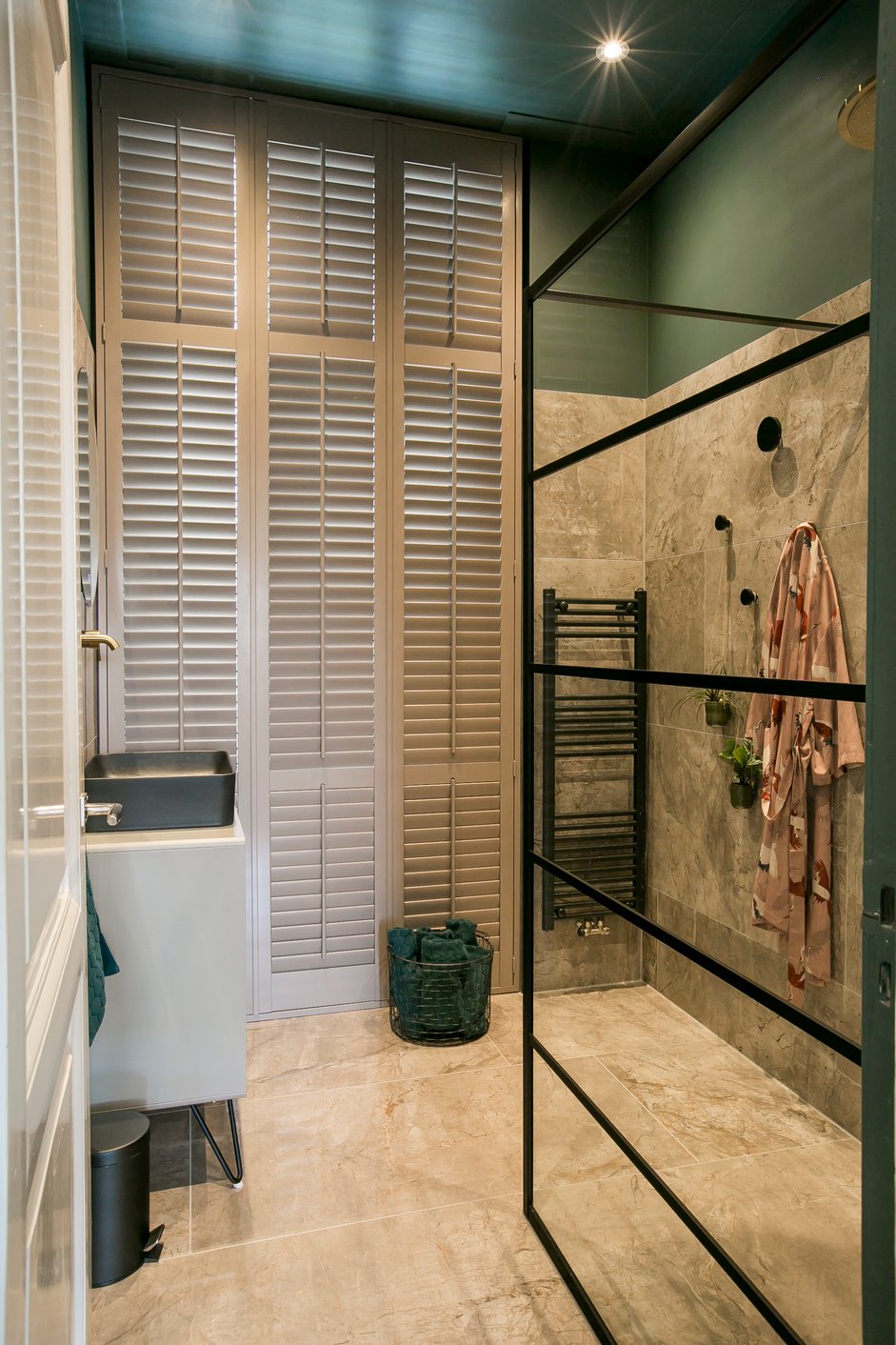 Shutters in moderne badkamer