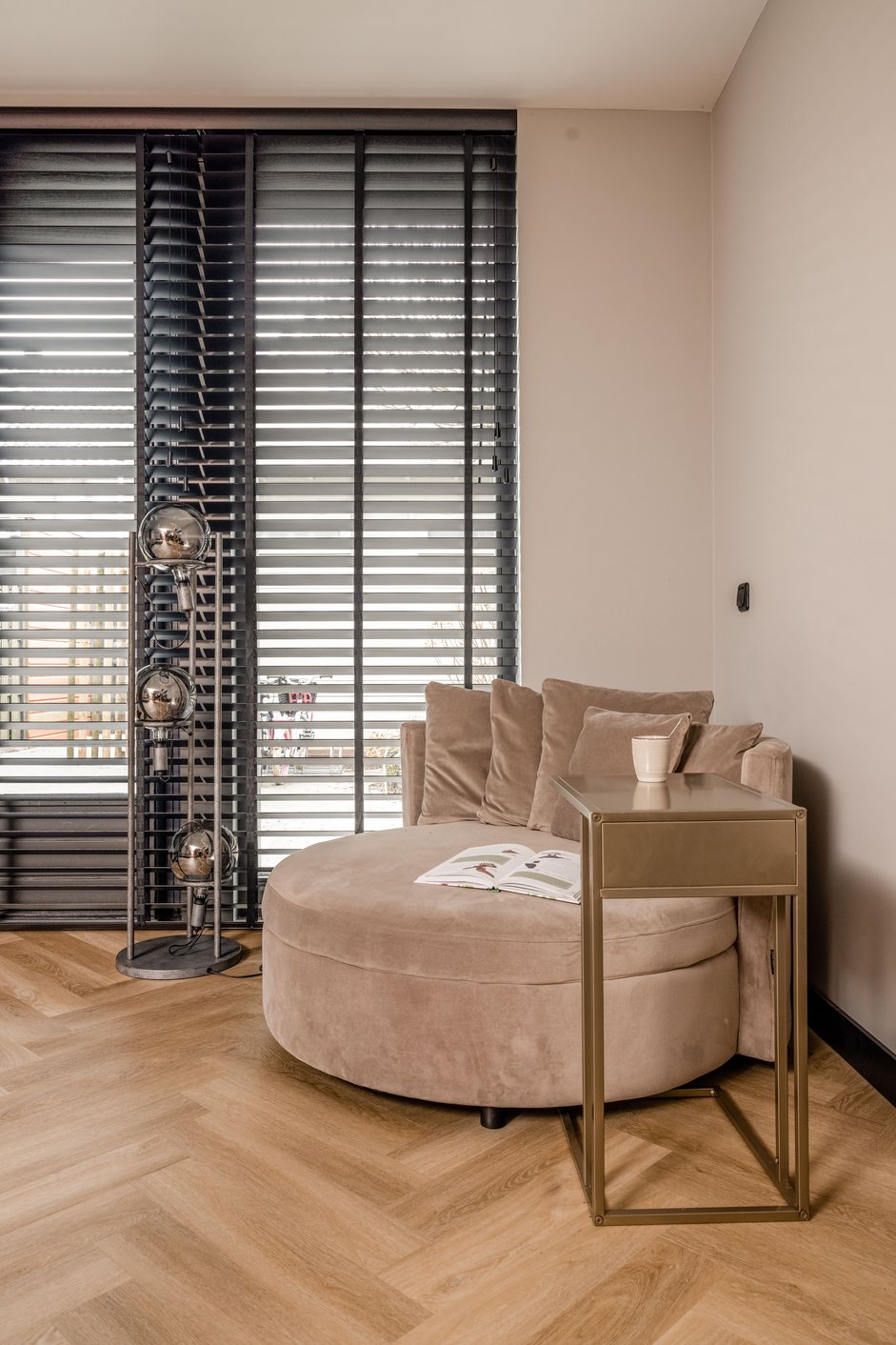 Zwarte houten jaloezieën in een hotel chique interieur