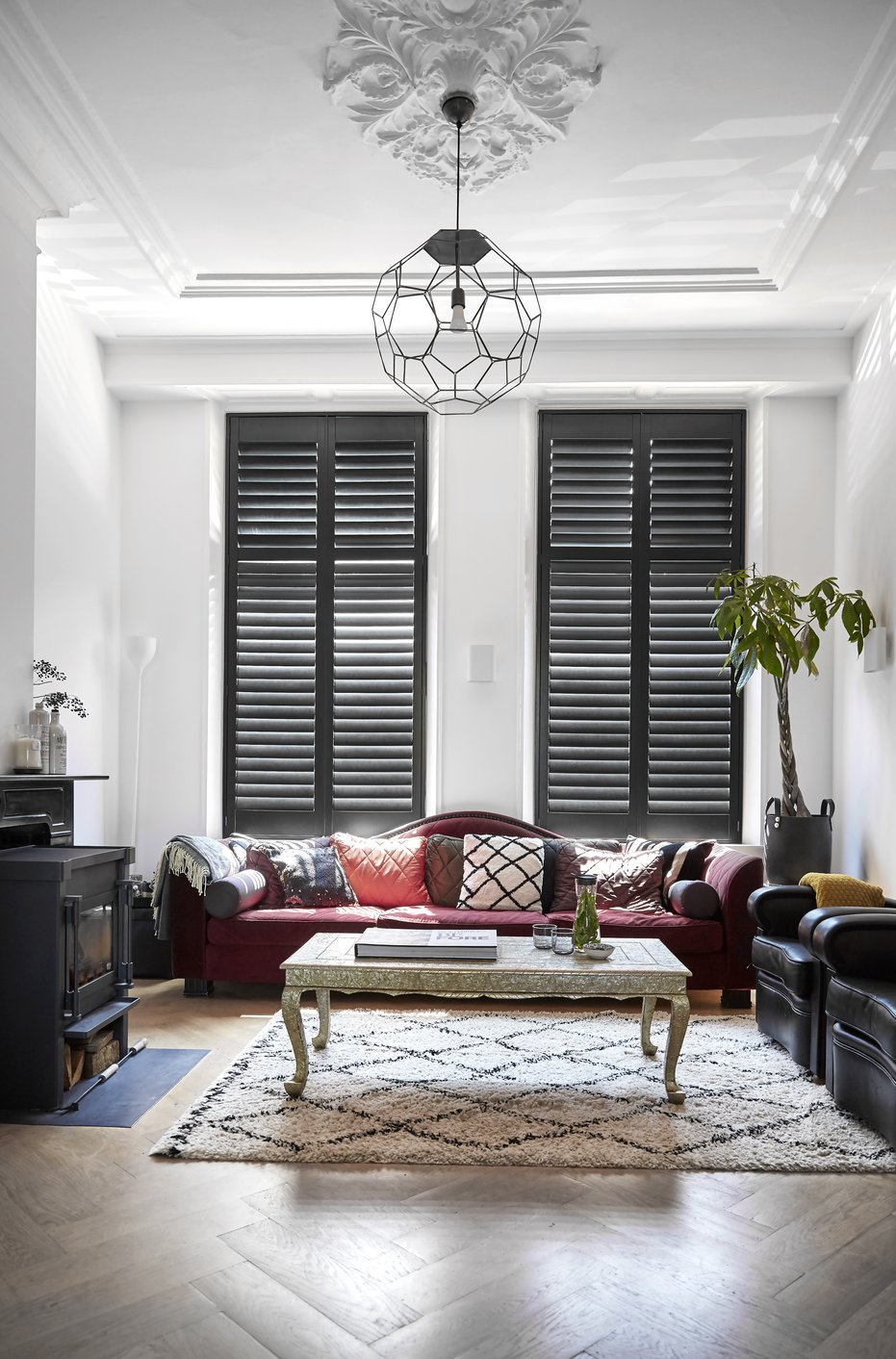 Shutters zwart in woonkamer