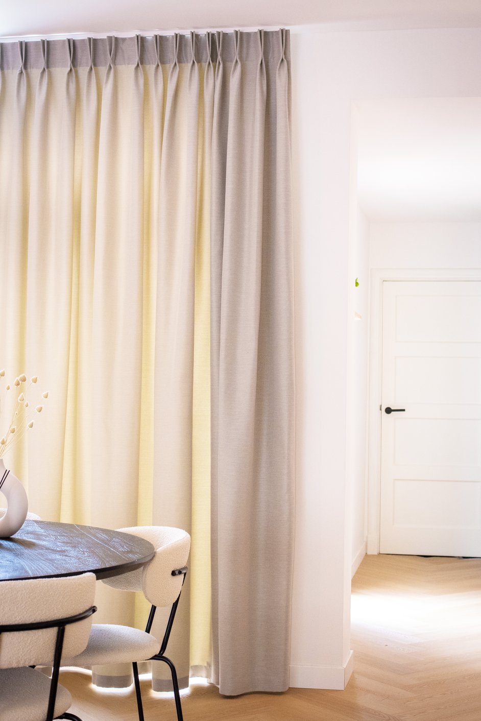 Gardiner med dobbeltlæg i spisestuen