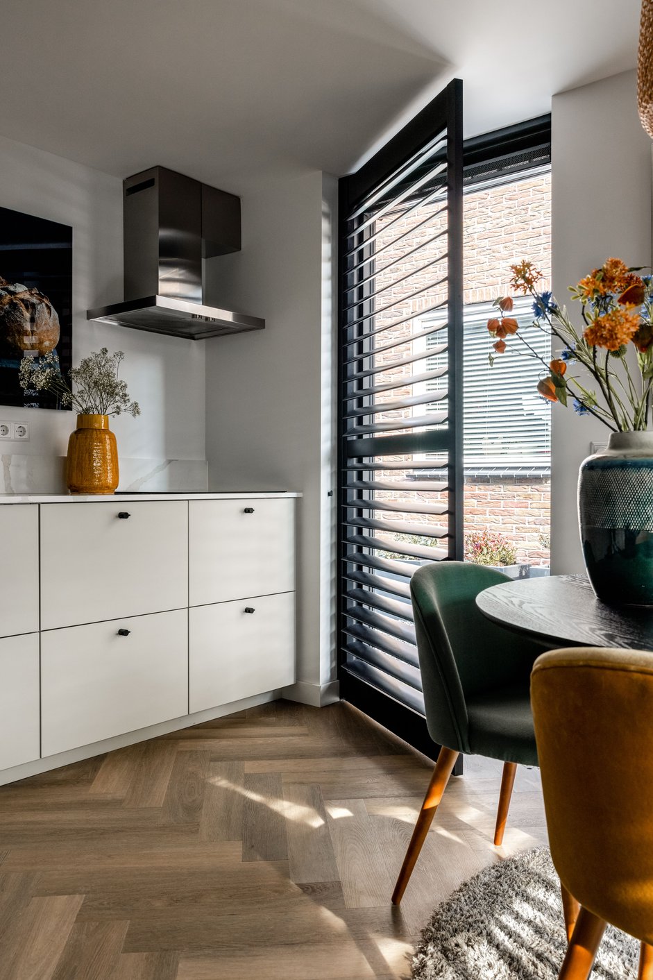 Zwarte shutter in de keuken