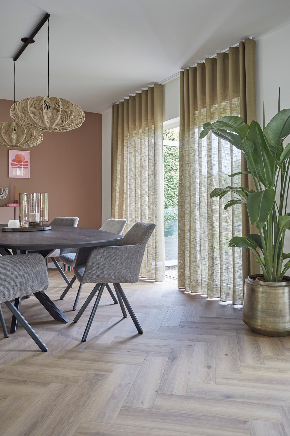 Gule transparente gardiner i stuen
