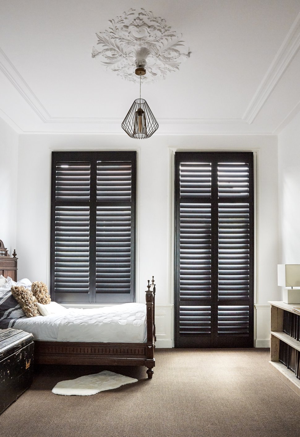 Zwarte shutters in slaapkamer