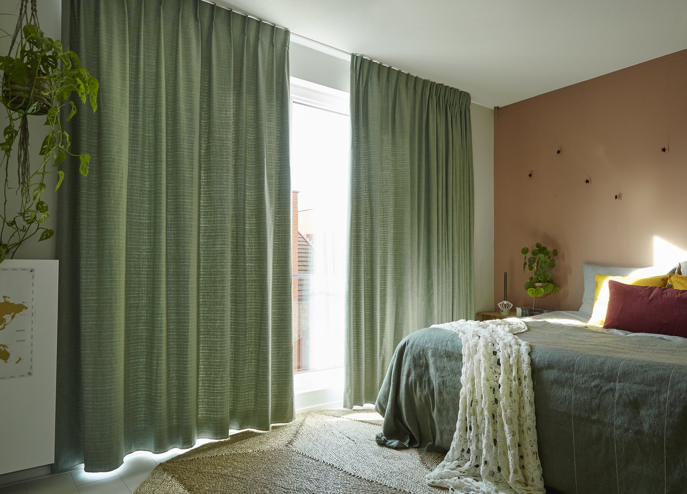 Semi transparante groene gordijnen in slaapkamer