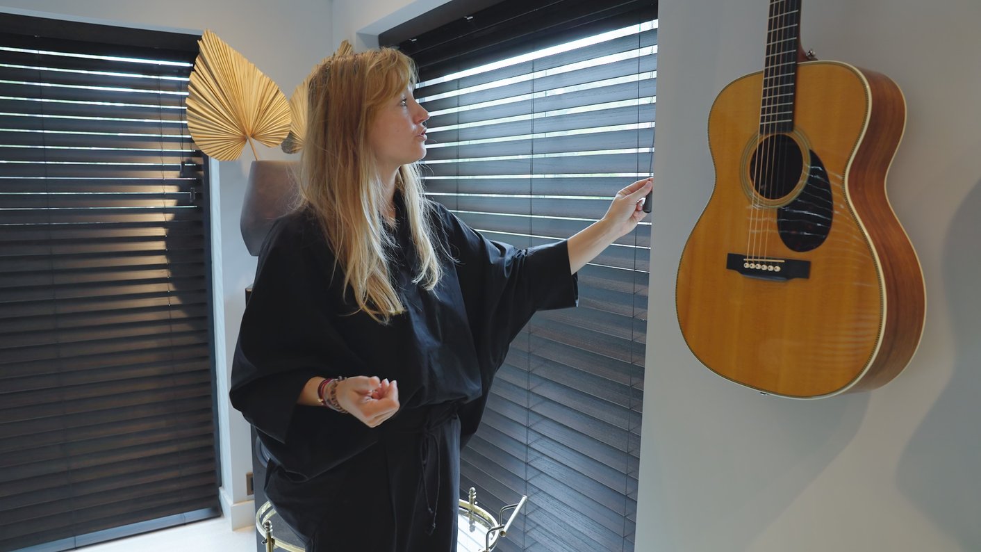 Carolien opent de zwarte jaloezieën