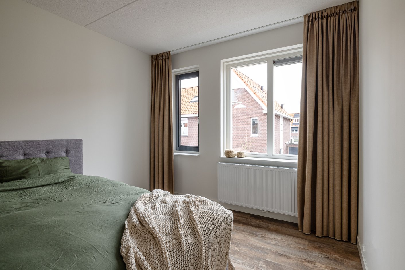 Slaapkamer met groen en bruintinten