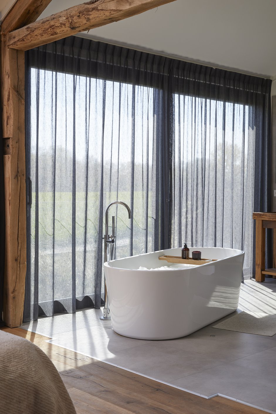 Minimalistische badkamer met gordijnen
