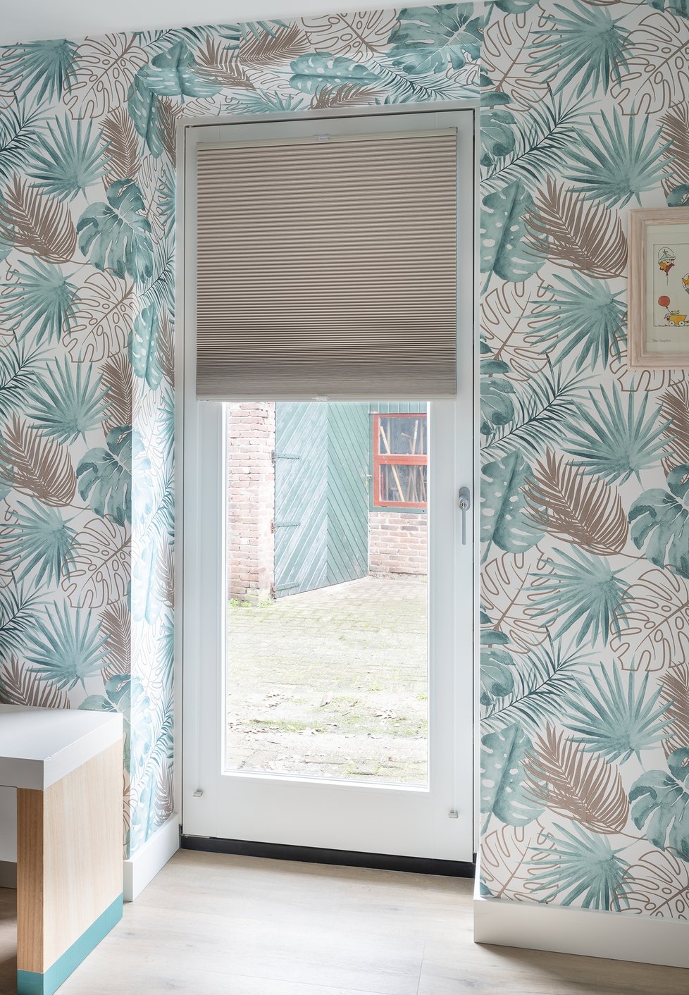 plisségordijn in een kamer met bloemetjes behang