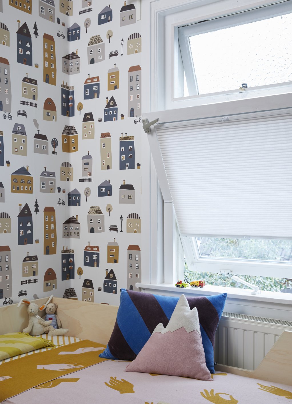Eclectische kinderkamer met behang