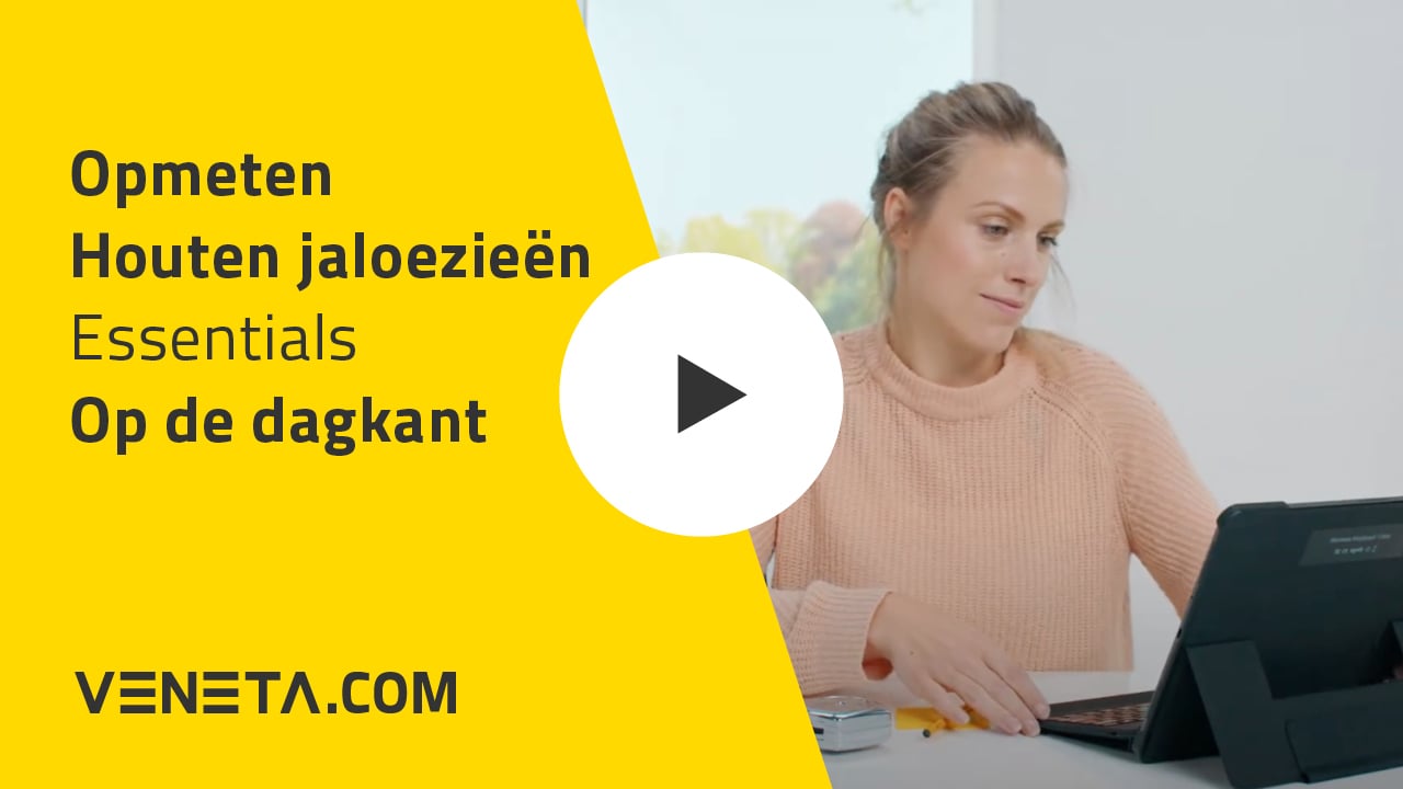 Inmeten houten jaloezieën op de dag