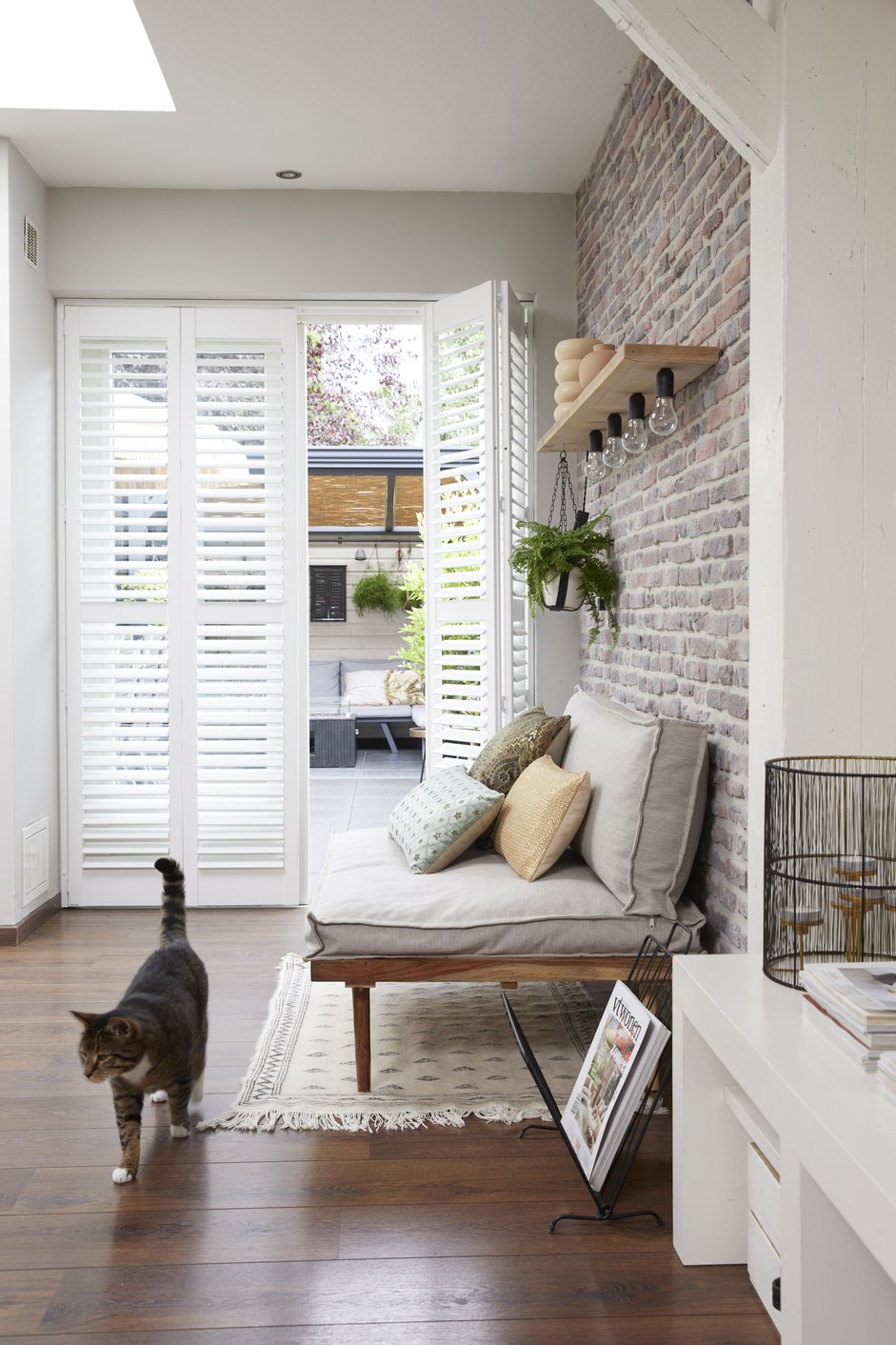 Witte shutters in de woonkamer