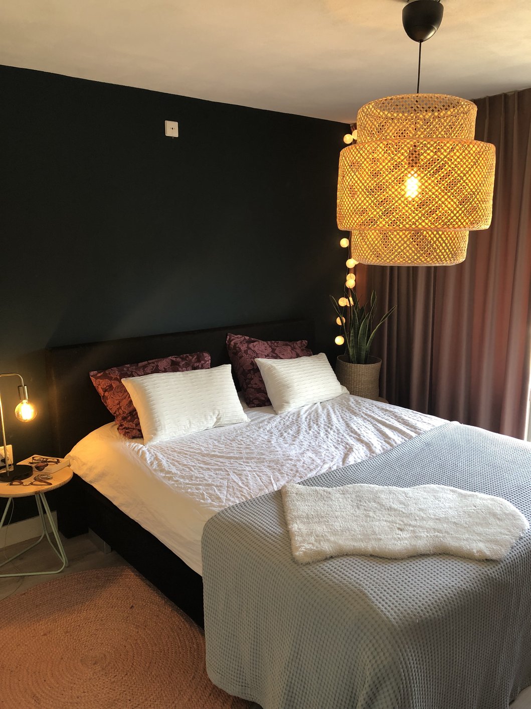 Studentenkamer inspiratie met groot bed