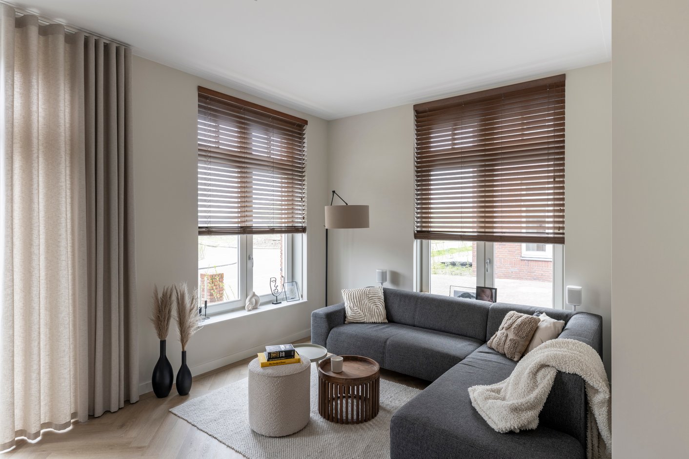 Houten jaloezieën 63 mm met ladderband in een eiken kleur