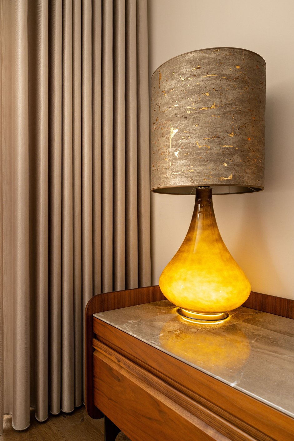 Gordijnen in Scandinavische woonkamer