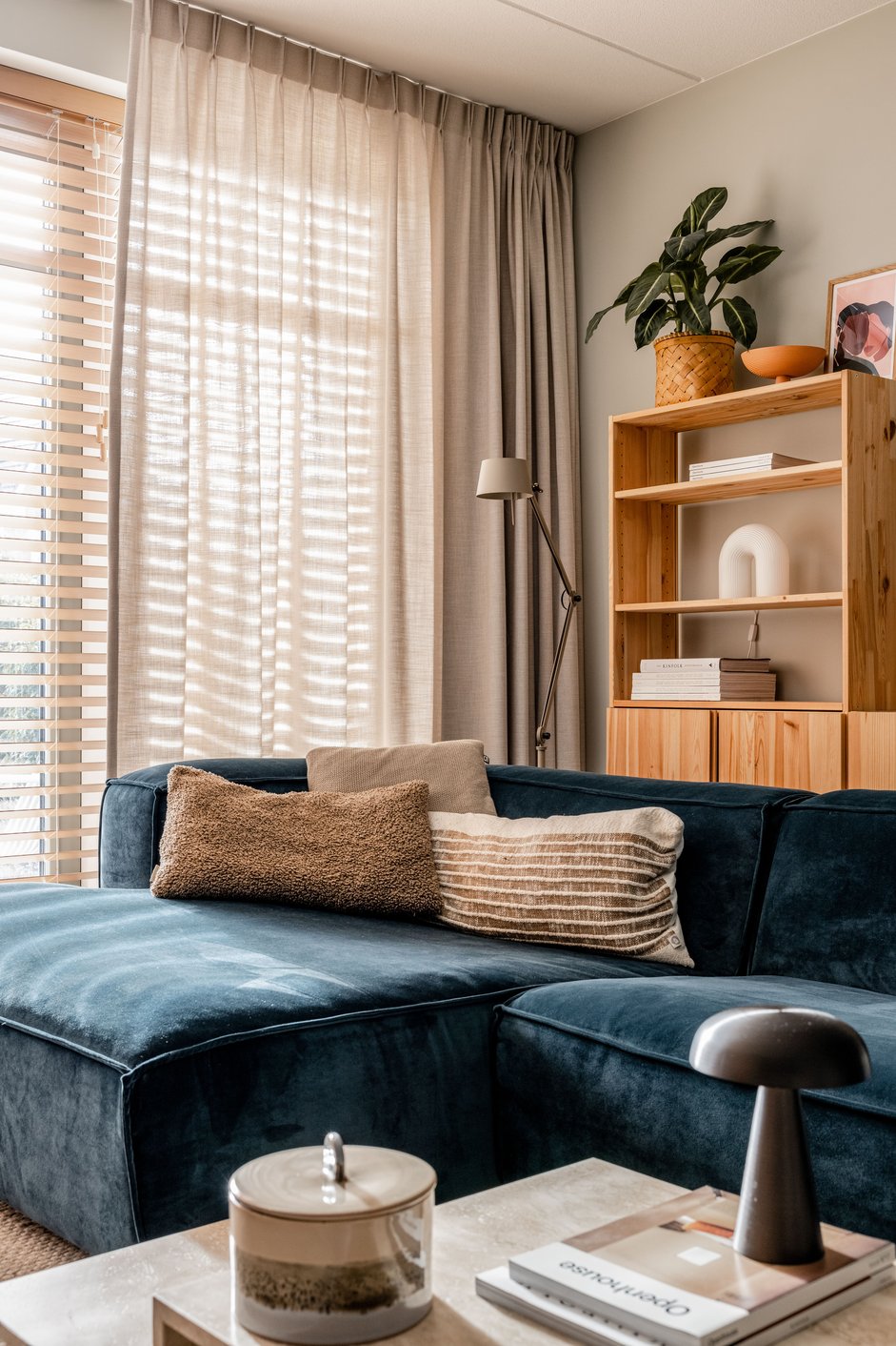 Taupe gordijnen in de woonkamer