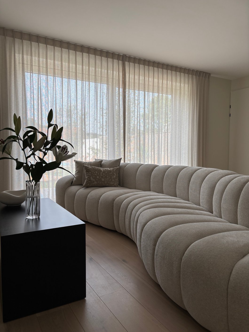Lys stue med organisk sofa