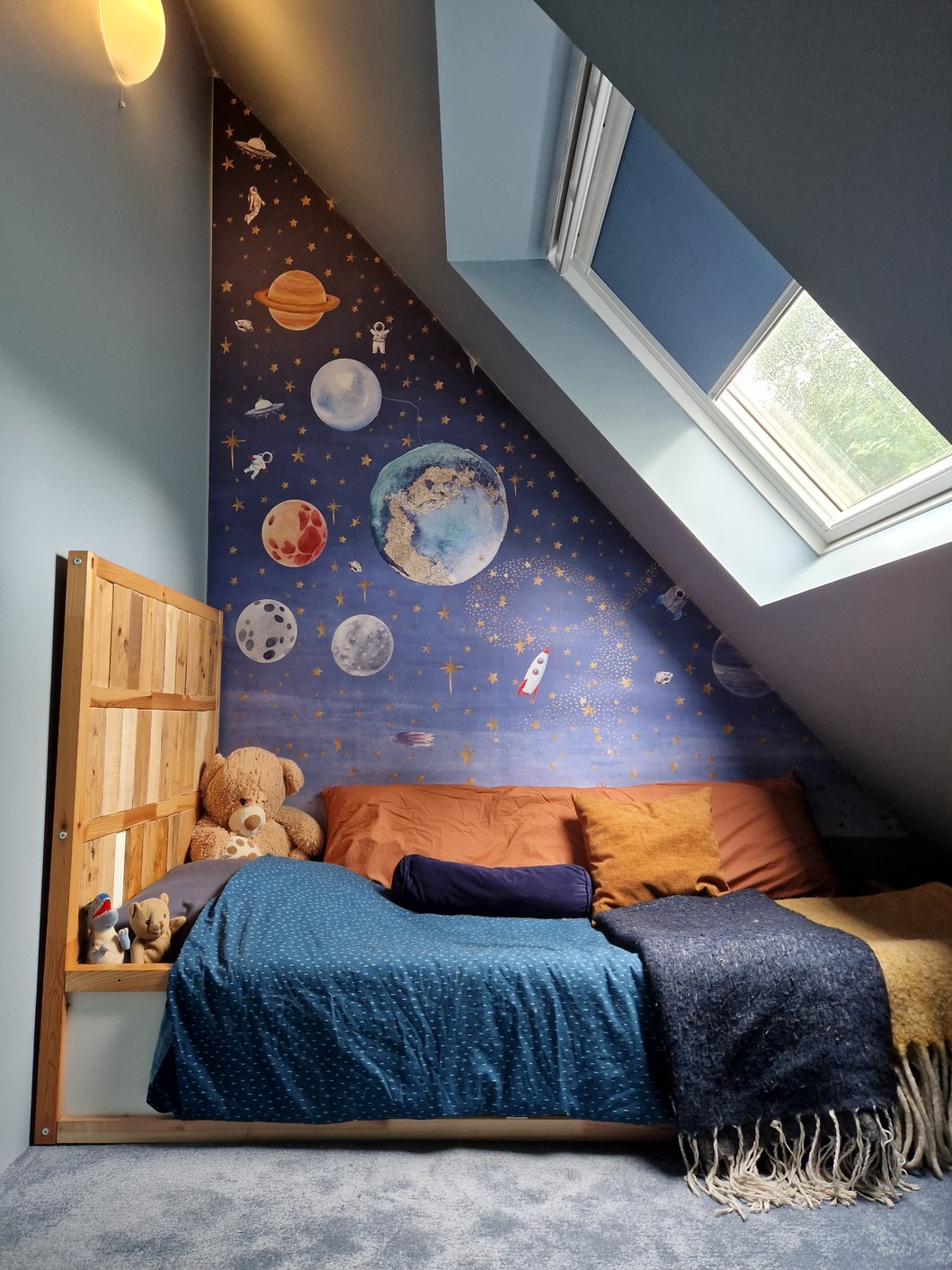 Dakraam rolgordijn in de kinderkamer